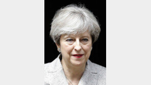 테러, 총선패배, 대형화재… 줄잇는 악재에 울고싶은 메이