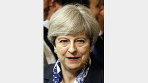 메이 “화재 참사는 정부의 실패”