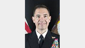 쿠퍼 주한美해군사령관에 한글 이름 ‘구태일’ 선물