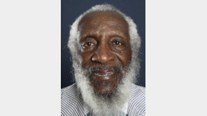 美 인종차별 꼬집은 시사풍자 코미디언 딕 그레고리 별세