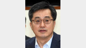 김동연 “내년부터 종교인과세 세무서마다 전담 직원”