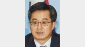 김동연 “공공부문 100% 정규직 전환 안돼”