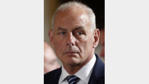 한 사람만 빼고… 백악관 질서 잡은 켈리