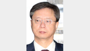 우병우 실소 흘리자… 재판장 “액션 말라, 분명히 경고”