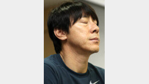 “한국축구 사망” 시위 속 귀국한 신태용