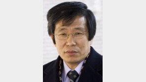 ‘블랙리스트 연루 의혹’ 김성곤 한국문학번역원장 사의 표명