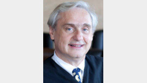 美연방 고법판사 옷 벗긴 ‘성추행 의혹’