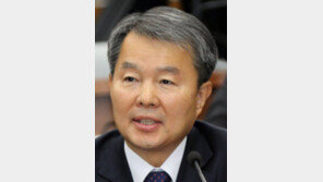 이진성 헌법재판소장 “국민 손 잡아드리고 눈물 닦아드리겠다”