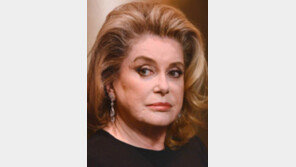 ‘미투’에 반기 든 프랑스여성 100명 “남성에게 유혹할 자유를 허락하라”