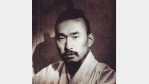 상투 틀고 풍물북을 치며 록을 연주하는 ‘전범선과 양반들’