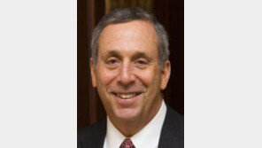 아우슈비츠 생존자 아들, 하버드대 이끈다