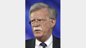 볼턴 “北, 美 때릴 ICBM 개발하려 시간 끌것”