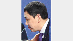 승자에 축하 인사-꽃다발… 최태웅 감독 ‘패자의 품격’