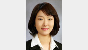 [오늘과 내일/이진영]칼을 든 트럼프, 펜을 쥔 베이조스