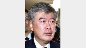 트럼프, TPP-관세제외 거부… 빈손 귀국 아베 ‘성희롱 회오리’까지