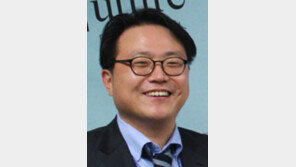 한미硏 예산중단 압력 의혹… 홍일표 靑행정관 대기발령