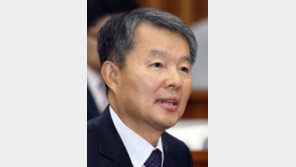 이진성 헌재소장 “평창 옆자리 北김영철 ‘탄핵때 女재판관 뭐하느냐’ 물어”