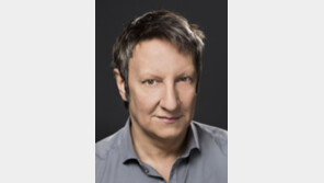 “두 형제 화해 그린 ‘달의 저편’… 남북정상의 판문점 악수 떠올라”