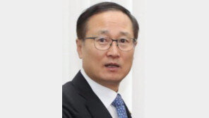 민주당 새 원내대표에 ‘친문’ 홍영표…“통 큰 정치로 여의도 정치 복원”