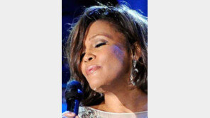 “故 휘트니 휴스턴, 어릴때 친척언니에 성추행 당해”