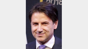 伊 ‘어쩌다 총리’… 정치신인 법학자 콘테, 연정 총리후보로 추천돼