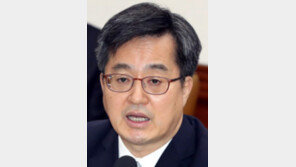 김동연, 연이틀 최저임금 속도 조절론… 경제부처내 소득주도성장 우려 반영?