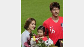 기성용 딸 ‘시온’, 엄마 한혜진과 함께 첫 공식석상 등장