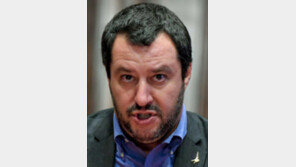 伊-몰타 “네가 받아라” 입항 거부… 629명 태운 난민구조선 갈 곳 잃어