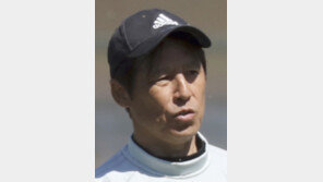 일본, 발걸음 무거운 첫판