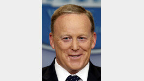 토크쇼 마이크 잡는 ‘트럼프 첫 백악관의 입’