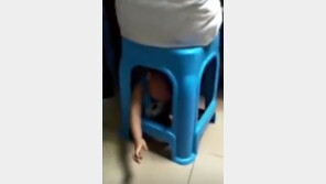 어린 아들 의자 아래 가두고 노름 즐긴 매정한 엄마에 비난 쇄도