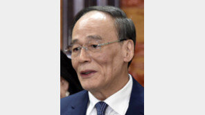 불붙은 무역전쟁… 中 ‘소방수’ 왕치산 안보여