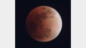 올해 두번째 ‘개기월식’…달이 핏빛으로 보이는 이유는?