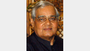 ‘인도 총리 3차례 역임’ 아탈 비하리 바지파이 별세…향년 93세