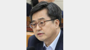 번지는 김동연 사의說… 與관계자 “고용쇼크 책임지고 퇴진 뜻 비쳐”