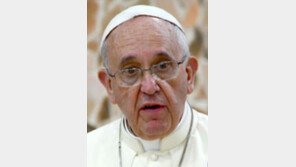 ‘자진퇴위’ 서한까지… 교황을 흔드는 손