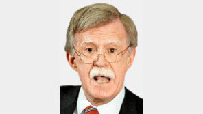 “두어달 내 북미정상회담” 뜸들이는 볼턴