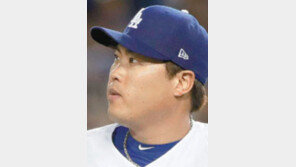 류현진 ‘절반의 성공’… 내년 유니폼은?