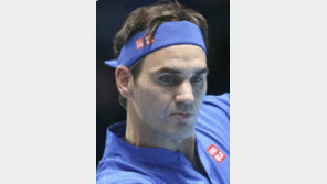 페더러, 왕중왕 ‘먹구름’… ATP파이널 첫판 니시코리에 완패
