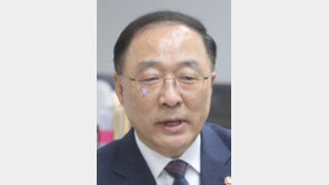 ‘노회찬의 6411번 버스’ 탄 홍남기