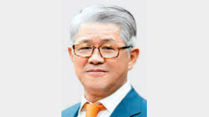 최신원 회장, 탈북민에 2억원 기부 