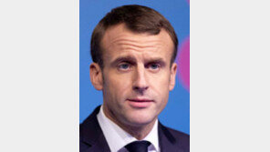 노란조끼에 밀린 마크롱, 유류세 인상 6개월 보류