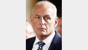 트럼프, ‘백악관 맏형’ 존 켈리 비서실장 경질…친정체제 강화