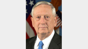 매티스, 트럼프 겨냥해 “어떤 것에도 방해받지 말라” 작별인사