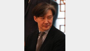 조국 “페북 활동 대폭 줄이겠다…초심 돌아가기 위해”