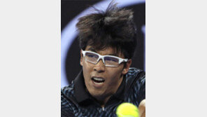 강서브에 쩔쩔… 실책에 허우적