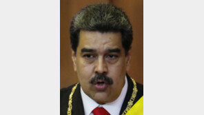 美 “과이도 임명 대사 인정”에… 마두로, 軍기지 방문 정면대응