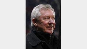 퍼거슨 ‘맨유 트레블 20주년 경기’ 지휘봉