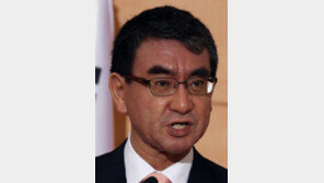 “한일의원연맹회장 역임한 인간이”… 고노 日외상, 문희상 의장에 막말