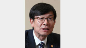 “나는 재벌 좋아한다”… 강연내용 바꾼 김상조